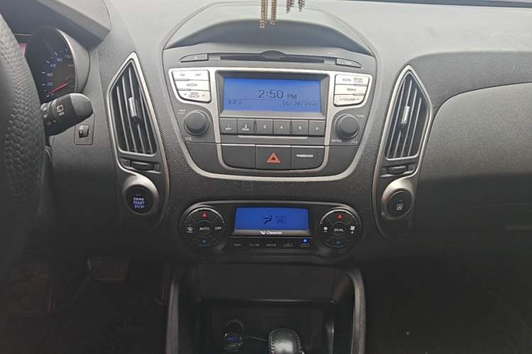 Used Hyundai ix35 2015 2.0L Automatic 2WD Smart Version China V Standard Audio And AC Panel