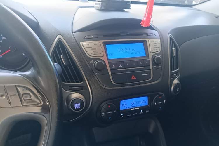 Used Hyundai ix35 2015 2.0L Automatic 2WD Smart Version China V Standard Audio And AC Panel