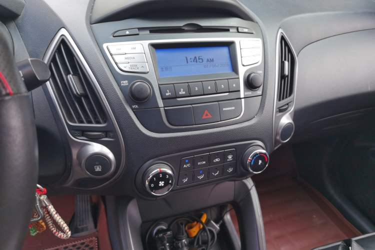 Used Hyundai ix35 2015 2.0L Manual Two-Wheel Drive Comfort Version China V Standard Audio And AC Panel