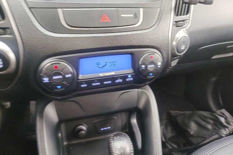 Used Hyundai ix35 2015 2.0L Automatic 2WD Smart Type China IV Audio And AC Panel
