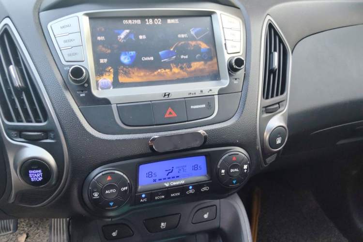 Used Hyundai ix35 2015 2.0L Automatic 2WD Smart Version China V Standard Audio And AC Panel