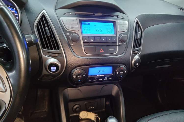 Used Hyundai ix35 2015 2.0L Automatic 2WD Smart Version China V Standard Audio And AC Panel