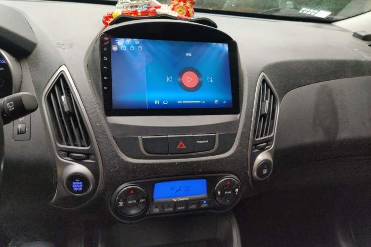 Used Hyundai ix35 2015 2.0L Automatic 2WD Smart Version China V Standard Audio And AC Panel