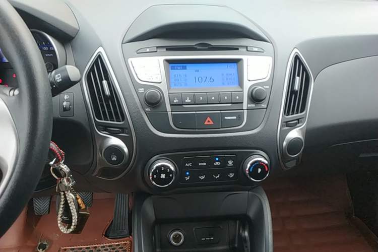 Used Hyundai ix35 2015 2.0L Manual Two-Wheel Drive Comfort Version China V Standard Audio And AC Panel