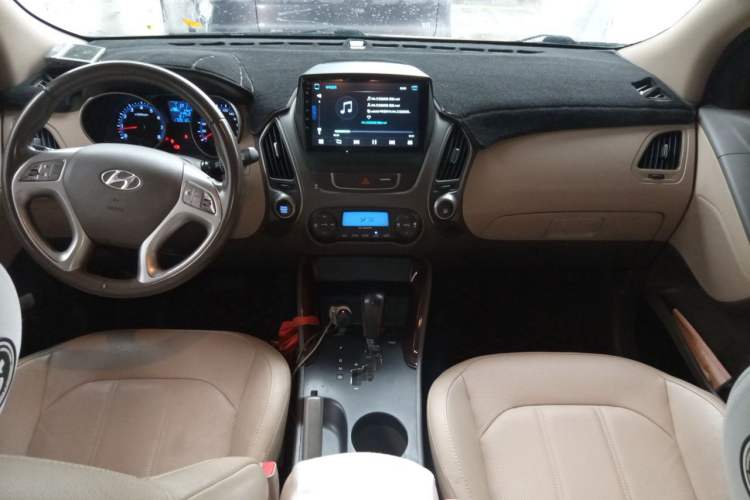 Used Hyundai ix35 2015 2.0L Automatic 2WD Smart Version China V Standard Center Console