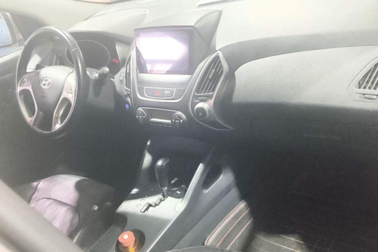 Used Hyundai ix35 2015 2.0L Automatic 2WD Smart Version China V Standard Center Console