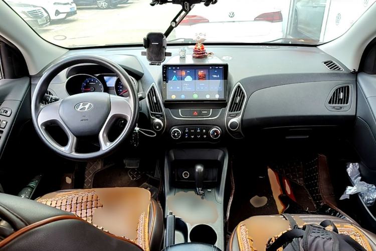 Used Hyundai ix35 2015 2.0L Automatic 2WD Comfort Edition China IV Standard Center Console