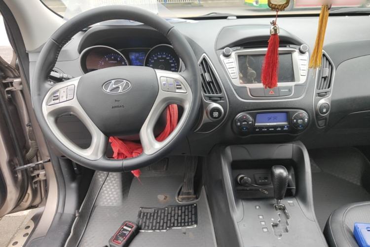 Used Hyundai ix35 2015 2.0L Automatic 2WD Smart Type China IV Center Console