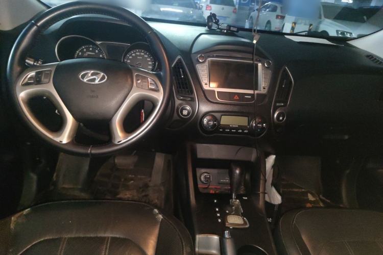Used Hyundai ix35 2015 2.0L Automatic 2WD Smart Type China IV Center Console