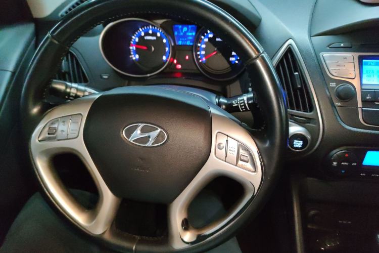 Used Hyundai ix35 2015 2.0L Automatic 2WD Smart Version China V Standard Center Console