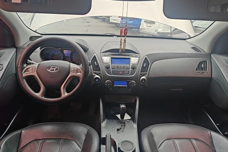 Used Hyundai ix35 2015 2.0L Automatic 2WD Smart Version China V Standard Center Console