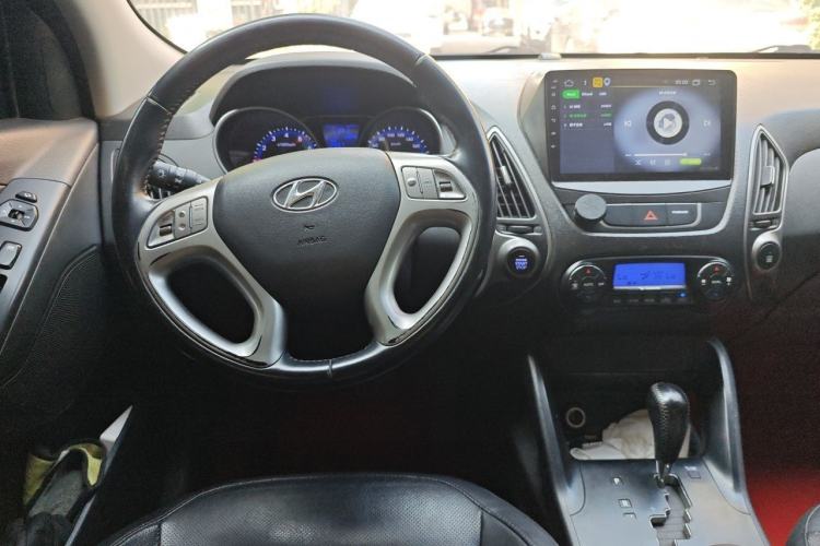 Used Hyundai ix35 2015 2.0L Automatic 2WD Smart Type China IV Center Console