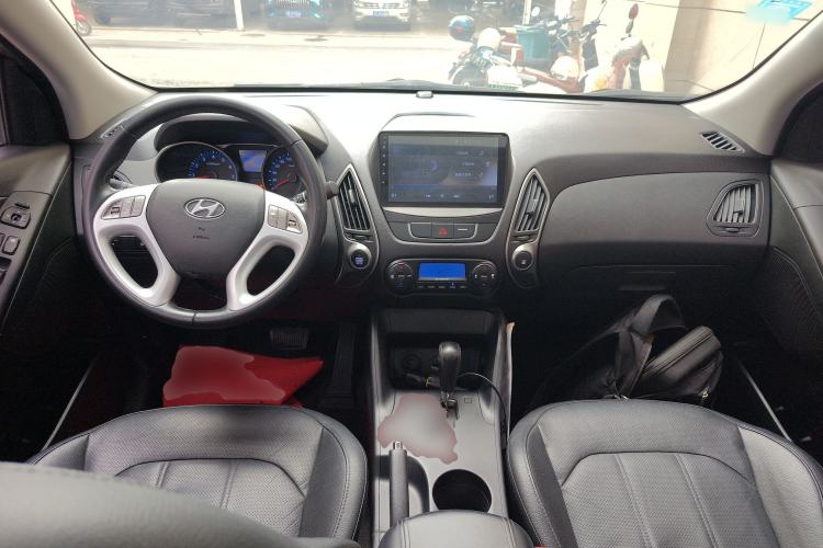 Used Hyundai ix35 2015 2.0L Automatic 2WD Smart Type China IV Center Console