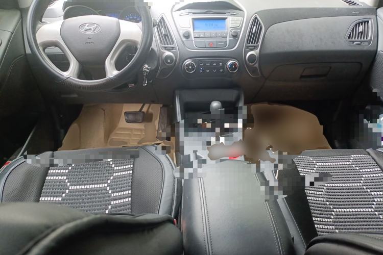 Used Hyundai ix35 2015 2.0L Automatic 2WD Comfort Edition China IV Standard Center Console