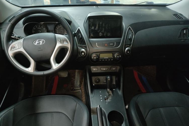 Used Hyundai ix35 2015 2.0L Automatic 2WD Smart Version China V Standard Center Console
