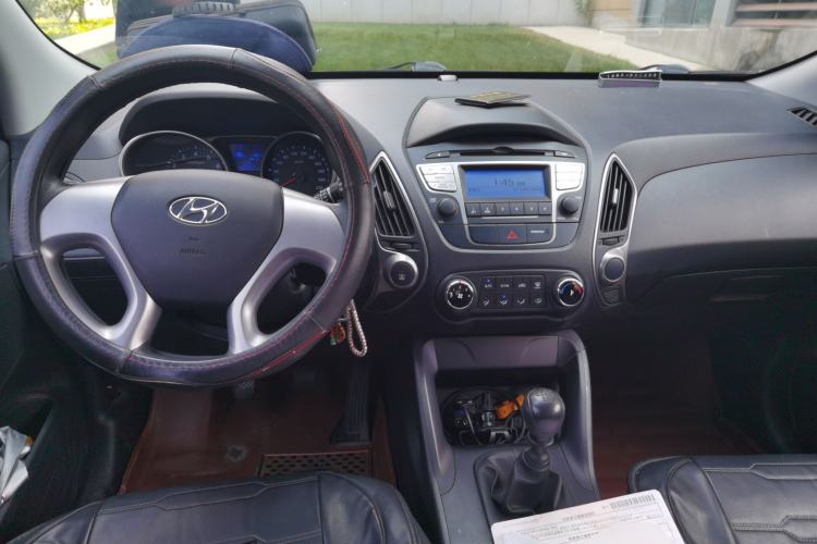 Used Hyundai ix35 2015 2.0L Manual Two-Wheel Drive Comfort Version China V Standard Center Console