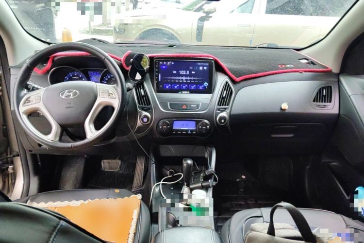 Used Hyundai ix35 2015 2.0L Automatic 2WD Smart Type China IV Center Console