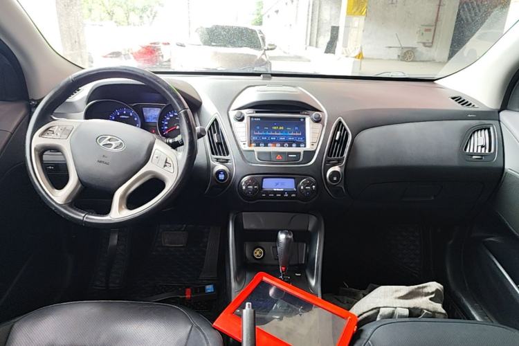 Used Hyundai ix35 2015 2.0L Automatic 2WD Smart Type China IV Center Console