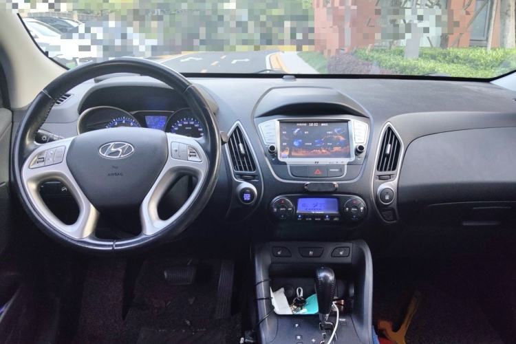Used Hyundai ix35 2015 2.0L Automatic 2WD Smart Version China V Standard Center Console