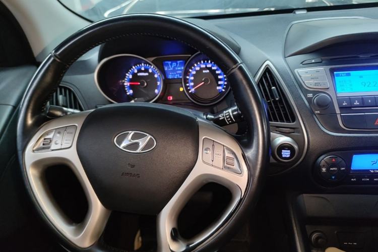 Used Hyundai ix35 2015 2.0L Automatic 2WD Smart Version China V Standard Center Console