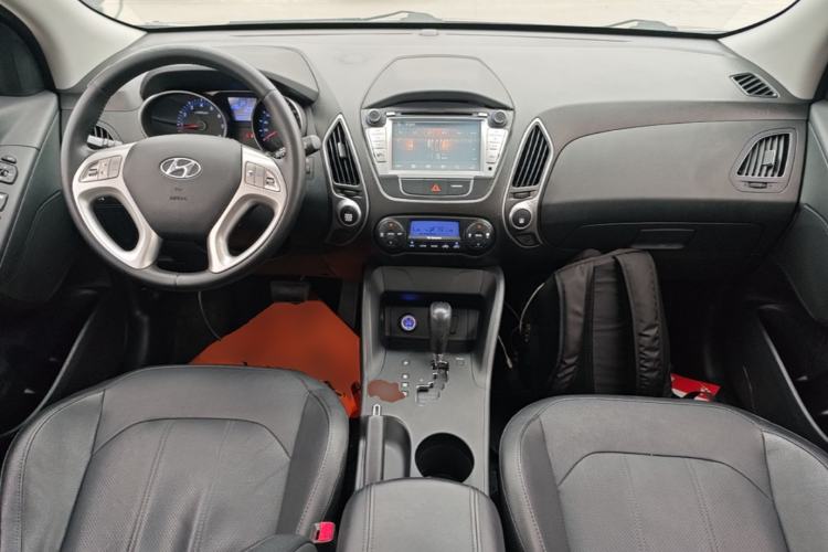 Used Hyundai ix35 2015 2.0L Automatic 2WD Smart Type China IV Center Console