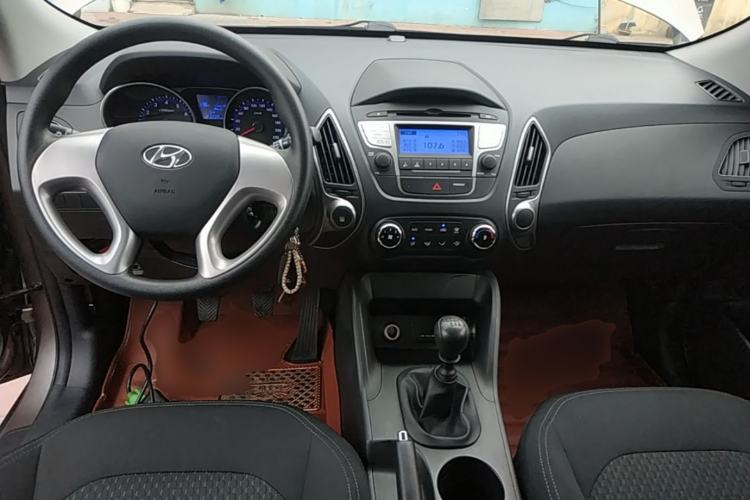 Used Hyundai ix35 2015 2.0L Manual Two-Wheel Drive Comfort Version China V Standard Center Console