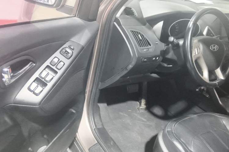 Used Hyundai ix35 2015 2.0L Automatic 2WD Smart Version China V Standard Driver Seat