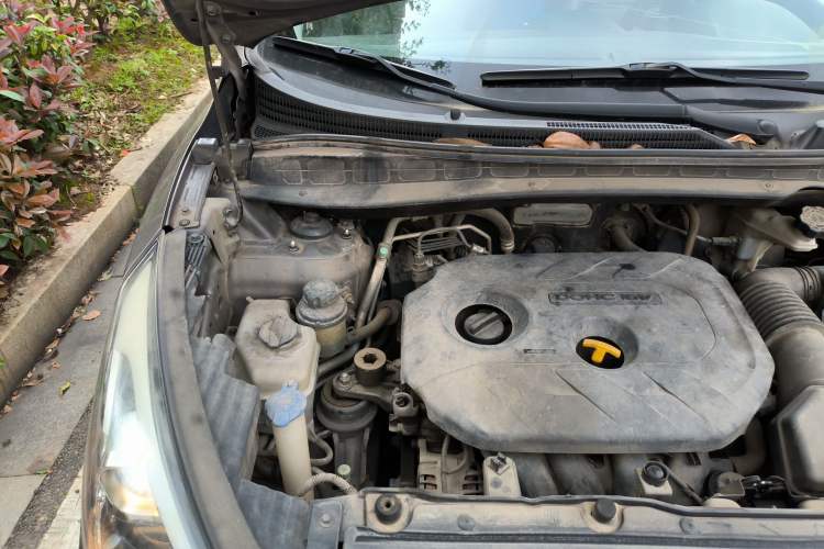 Used Hyundai ix35 2015 2.0L Manual Two-Wheel Drive Comfort Version China IV Standard Engine Bay Right