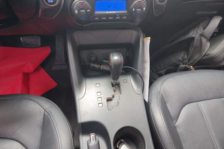 Used Hyundai ix35 2015 2.0L Automatic 2WD Smart Type China IV Gear Lever