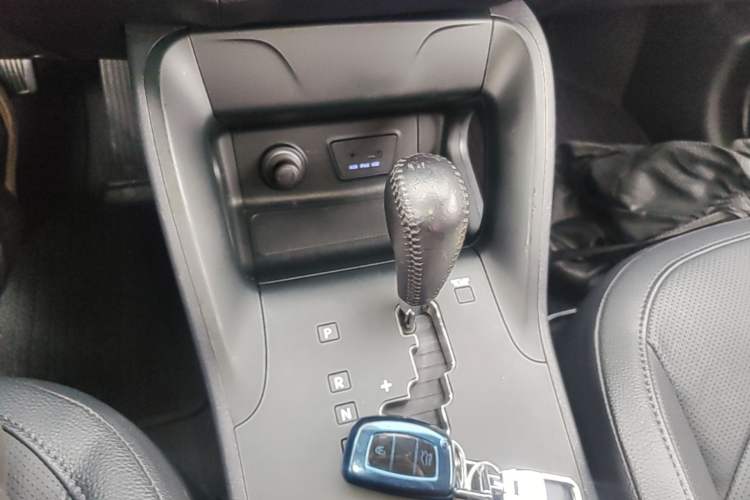 Used Hyundai ix35 2015 2.0L Automatic 2WD Smart Type China IV Gear Lever