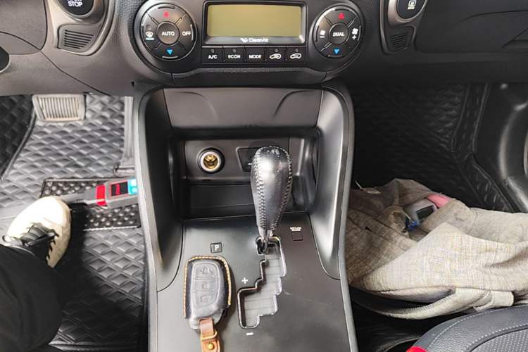 Used Hyundai ix35 2015 2.0L Automatic 2WD Smart Type China IV Gear Lever