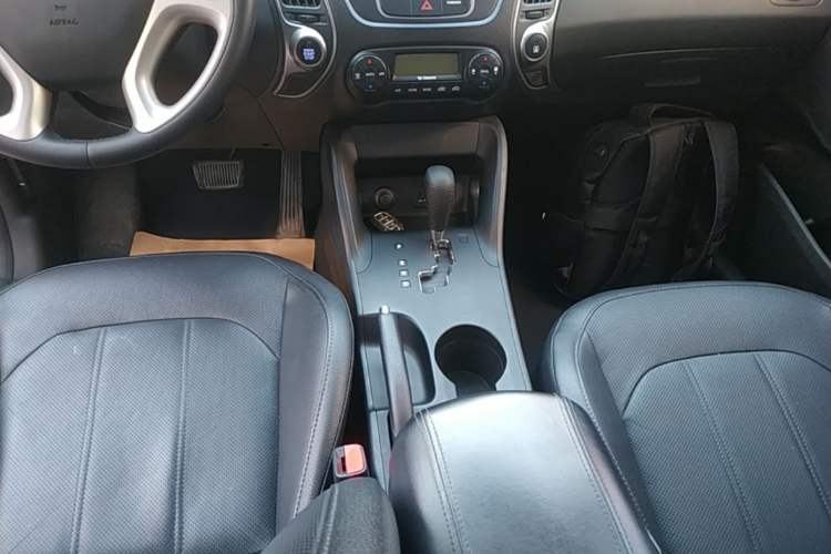 Used Hyundai ix35 2015 2.0L Automatic 2WD Smart Type China IV Gear Lever