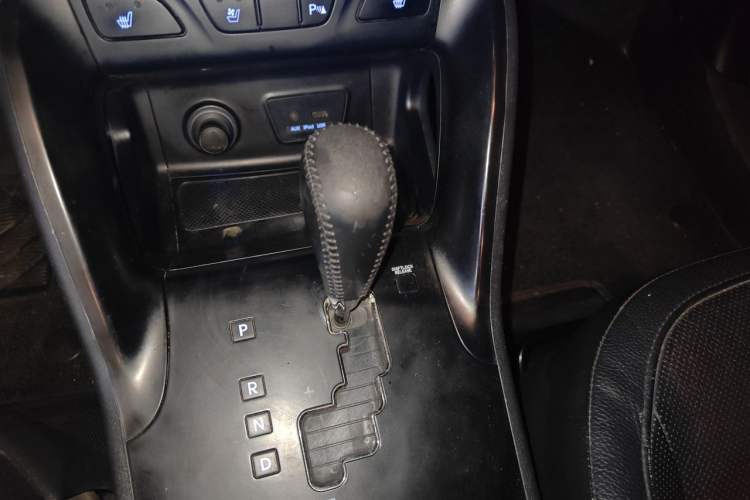 Used Hyundai ix35 2015 2.0L Automatic Two-Wheel Drive Leading Trim China IV Standard Gear Lever