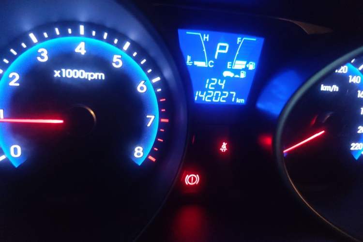 Used Hyundai ix35 2015 2.0L Automatic 2WD Smart Type China IV Odometer Close Up