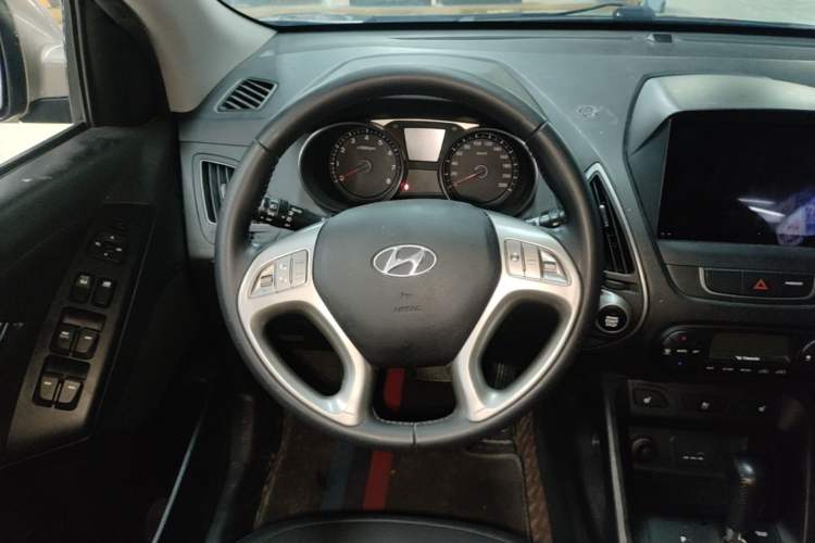 Used Hyundai ix35 2015 2.0L Automatic 2WD Smart Version China V Standard Steering Wheel