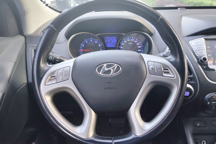 Used Hyundai ix35 2015 2.0L Automatic 2WD Smart Version China V Standard Steering Wheel