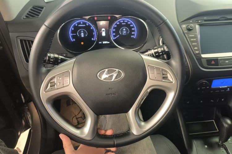 Used Hyundai ix35 2015 2.0L Automatic Two-Wheel Drive Leading Trim China V Standard Steering Wheel