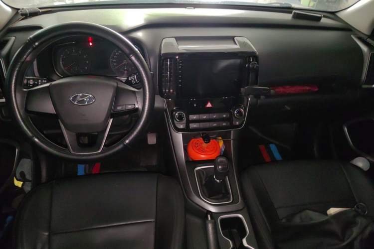 Used Hyundai ix35 2018 2.0L Manual Two-Wheel Drive Zhiyong·Changzhi Edition Center Console