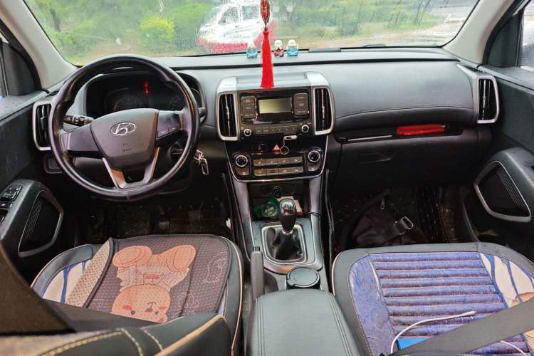 Used Hyundai ix35 2018 2.0L Manual Two-Wheel Drive Zhiyong·Changzhi Edition Center Console