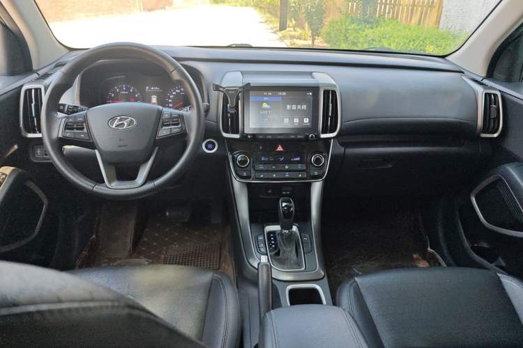 Used Hyundai ix35 2018 2.0L Automatic Two-Wheel Drive Zhiyong·Changlian Edition Center Console