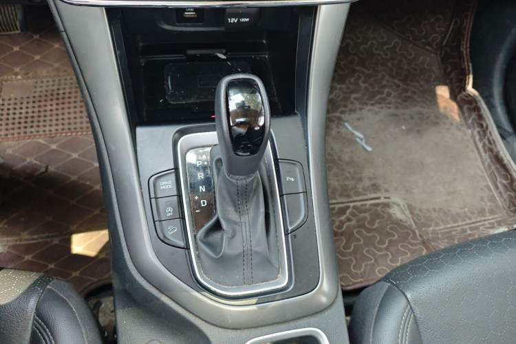 Used Hyundai ix35 2018 2.0L Automatic Two-Wheel Drive Zhiyong·Changlian Edition Gear Lever