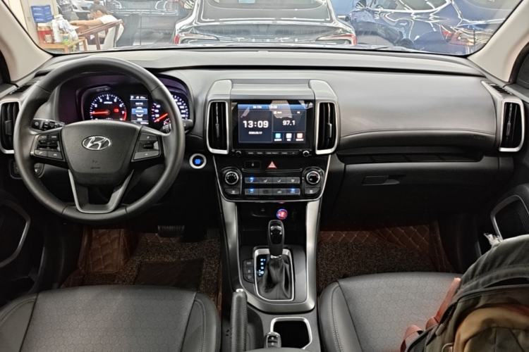 Used Hyundai ix35 2019 2.0L Automatic 2WD Zhiyong·Changxiang Edition China VI Standard Center Console