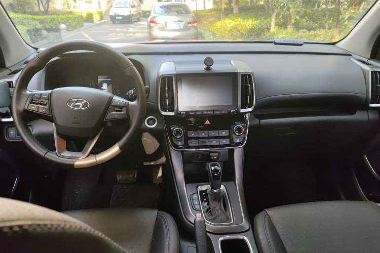 Used Hyundai ix35 2019 2.0L Automatic 2WD Zhiyong·Changxiang Edition China V Standard Center Console