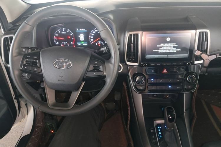 Used Hyundai ix35 2019 2.0L Automatic 2WD Zhiyong·Changxiang Edition China VI Standard Center Console