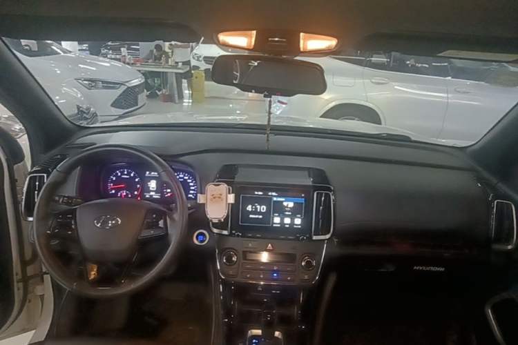 Used Hyundai ix35 2019 1.4T DCT Two-Wheel Drive Smart & Enjoyment Version China V Standard Center Console