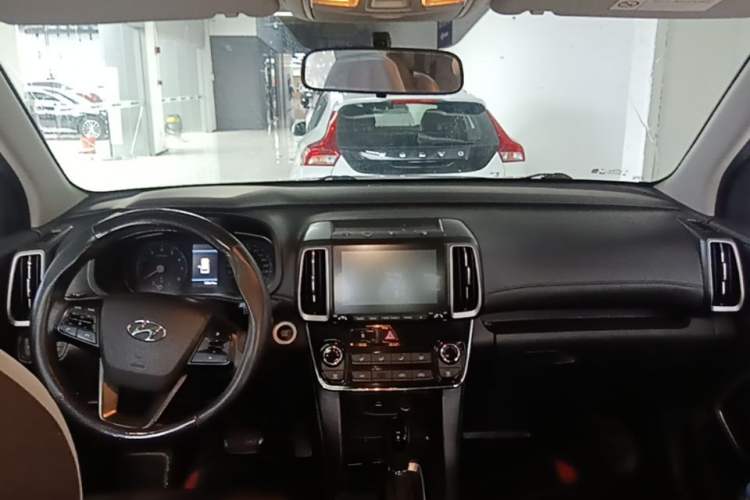 Used Hyundai ix35 2019 2.0L Automatic 2WD Zhiyong·Changxiang Edition China VI Standard Center Console