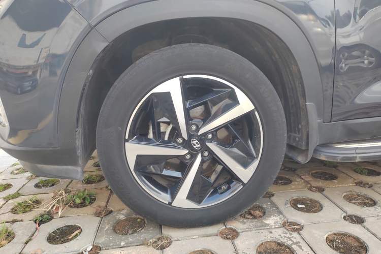 Used Hyundai ix35 2021 2.0L Automatic 2WD GLS Leading Edition Left Front Wheel Hub