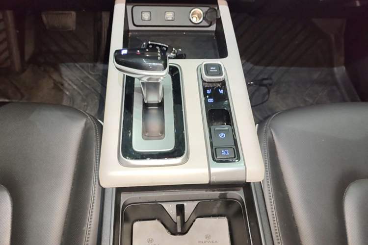 Used Hyundai ix35 2023 Musso 2.0L Deluxe Edition DLX Gear Lever
