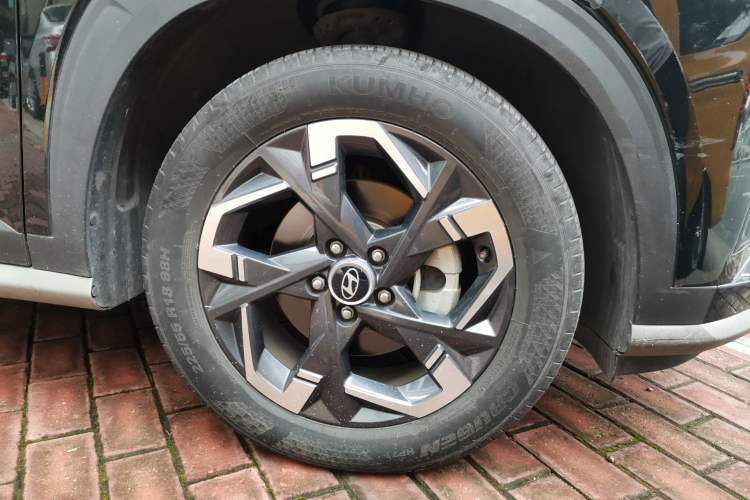 Used Hyundai ix35 2023 Musso 2.0L Prestige LUX Edition Right Front Wheel Hub