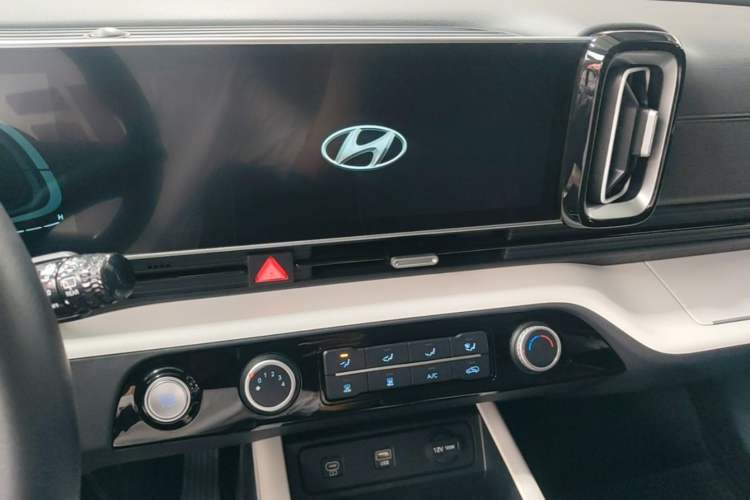 Used Hyundai ix35 2023 Musso 2.0L Deluxe Edition DLX Audio And AC Panel